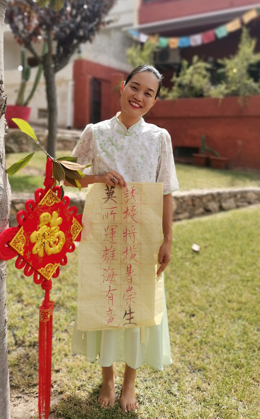 Profesora de mandarin sosteniendo caligrafia china
