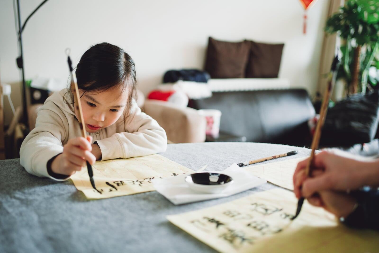 Nina practicando caligrafia china