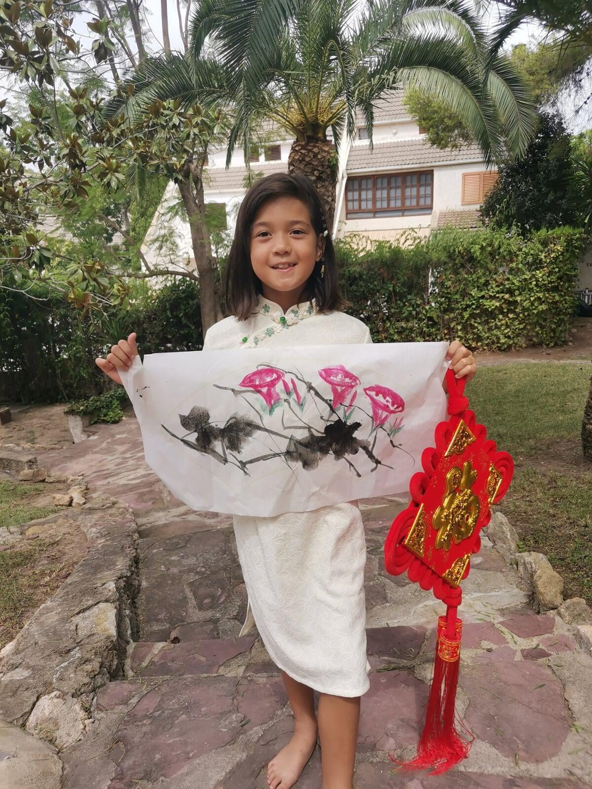 Estudiante sosteniendo una obra de arte china